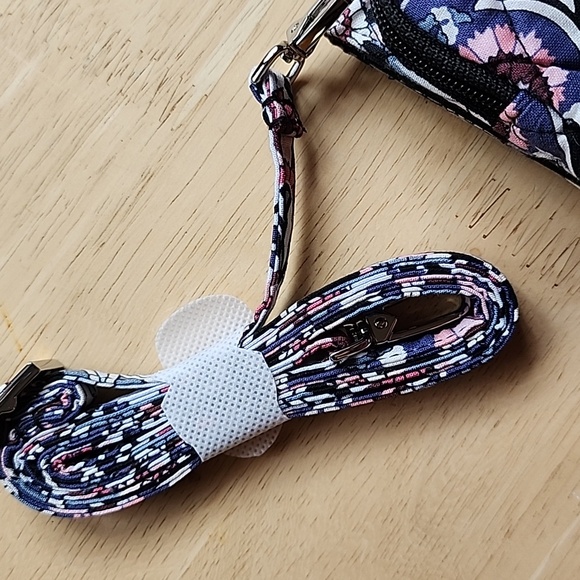 Vera Bradley RFID Crossbody Wallet New With Tags NWT. Ornate Blooms Pattern - Picture 4 of 10